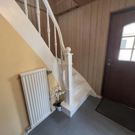 The Yellow House, 5mins Drive, 3br With Free Parking, Fast Fiber Internet