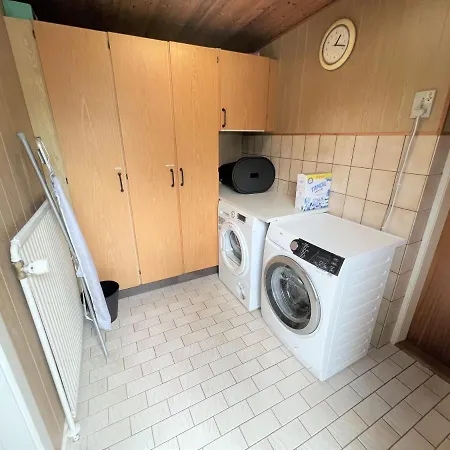 Villa The Yellow House, 5mins Drive, 3br With Free Parking, Fast Fiber Internet *