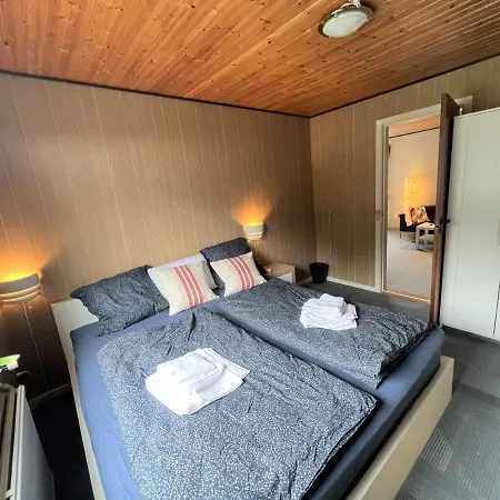 The Yellow House, 5mins Drive, 3br With Free Parking, Fast Fiber Internet *