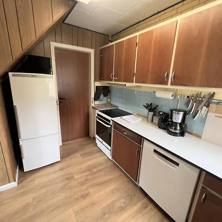 The Yellow House, 5mins Drive, 3br With Free Parking, Fast Fiber Internet Villa *