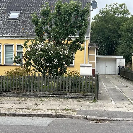 Villa The Yellow House, 5mins Drive, 3br With Free Parking, Fast Fiber Internet Rødby