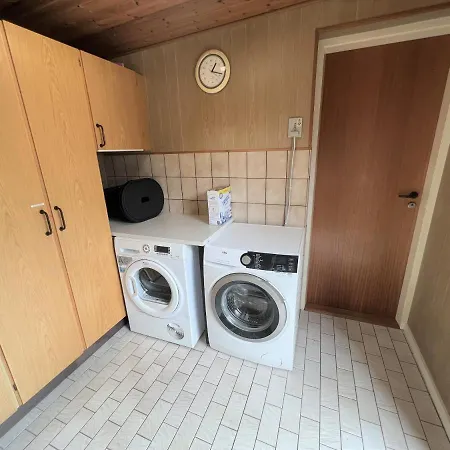 The Yellow House, 5mins Drive, 3br With Free Parking, Fast Fiber Internet Villa *