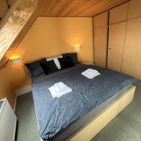 Villa The Yellow House, 5mins Drive, 3br With Free Parking, Fast Fiber Internet *