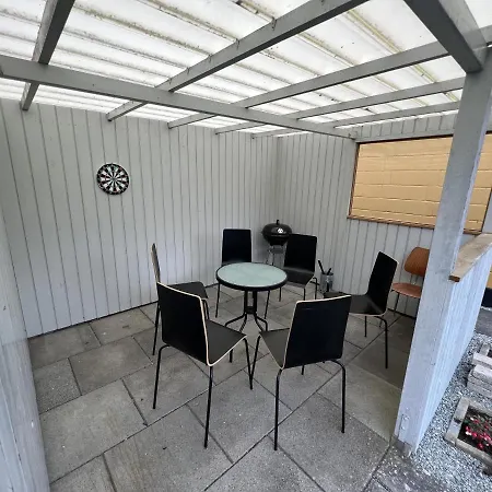 The Yellow House, 5mins Drive, 3br With Free Parking, Fast Fiber Internet