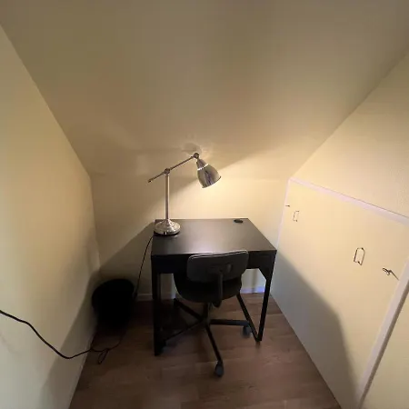 Villa The Yellow House, 5mins Drive, 3br With Free Parking, Fast Fiber Internet