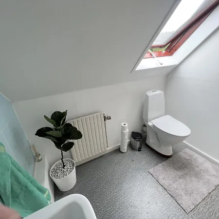 The Yellow House, 5mins Drive, 3br With Free Parking, Fast Fiber Internet *