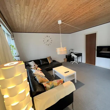 Villa The Yellow House, 5mins Drive, 3br With Free Parking, Fast Fiber Internet *