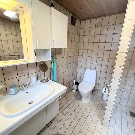 The Yellow House, 5mins Drive, 3br With Free Parking, Fast Fiber Internet Villa