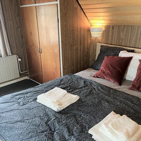 Villa The Yellow House, 5mins Drive, 3br With Free Parking, Fast Fiber Internet Rødby