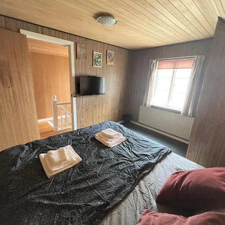 Villa The Yellow House, 5mins Drive, 3br With Free Parking, Fast Fiber Internet Rødby