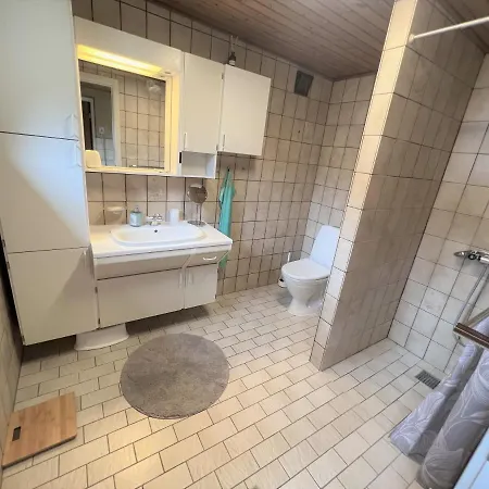 The Yellow House, 5mins Drive, 3br With Free Parking, Fast Fiber Internet *