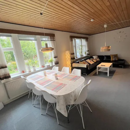 The Yellow House, 5mins Drive, 3br With Free Parking, Fast Fiber Internet * Rødby