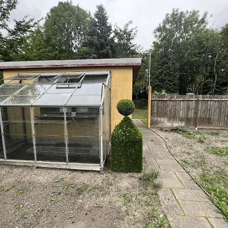 The Yellow House, 5mins Drive, 3br With Free Parking, Fast Fiber Internet