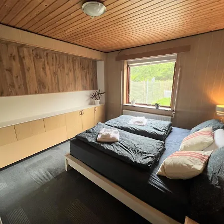 Villa The Yellow House, 5mins Drive, 3br With Free Parking, Fast Fiber Internet