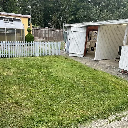 The Yellow House, 5mins Drive, 3br With Free Parking, Fast Fiber Internet