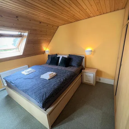 The Yellow House, 5mins Drive, 3br With Free Parking, Fast Fiber Internet Villa