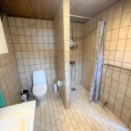 The Yellow House, 5mins Drive, 3br With Free Parking, Fast Fiber Internet