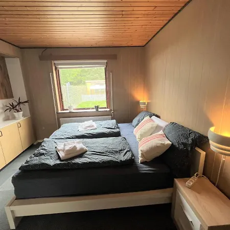 Villa The Yellow House, 5mins Drive, 3br With Free Parking, Fast Fiber Internet *