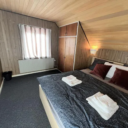 The Yellow House, 5mins Drive, 3br With Free Parking, Fast Fiber Internet Villa *