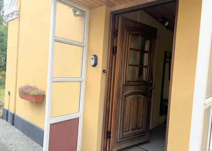 The Yellow House, 5mins Drive, 3br With Free Parking, Fast Fiber Internet Villa *